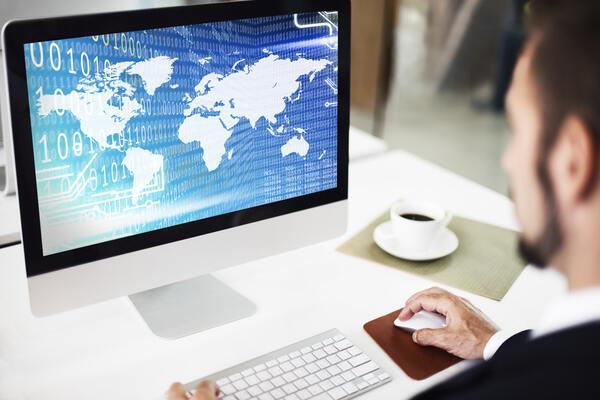 Empresario que monitorea la red de pagos digitales transfronterizos
