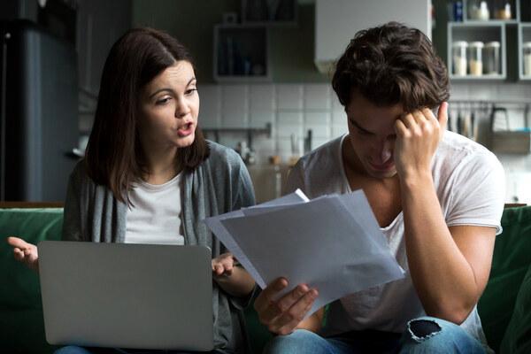 Pareja estresada por problema de transferencia de dinero