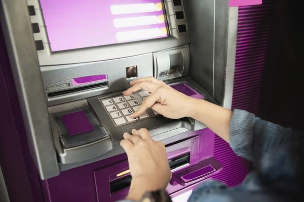 Persona que ingresa el PIN en un cajero automático seguro de Bitcoin