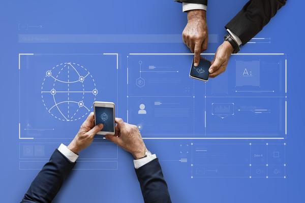 Profesionales de negocios que utilizan automatización inteligente para pagos transfronterizos
