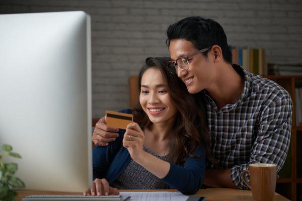 Pareja que realiza una transferencia internacional de dinero segura en línea