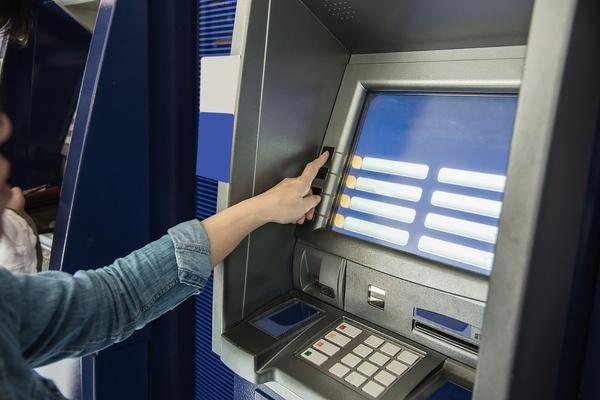 Usuario seleccionando una opción en la pantalla de un cajero automático de Bitcoin moderno