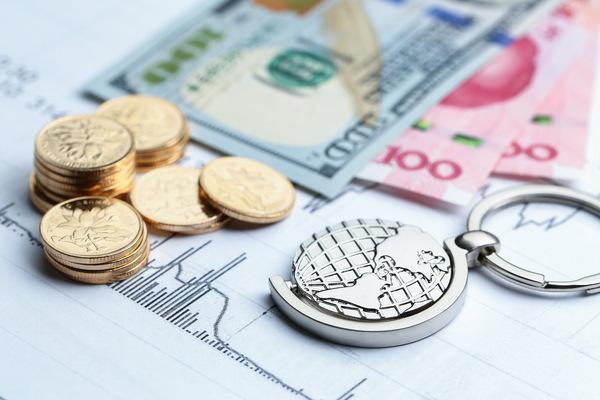 Moneda y globo terráqueo que simboliza los factores de velocidad de transferencia