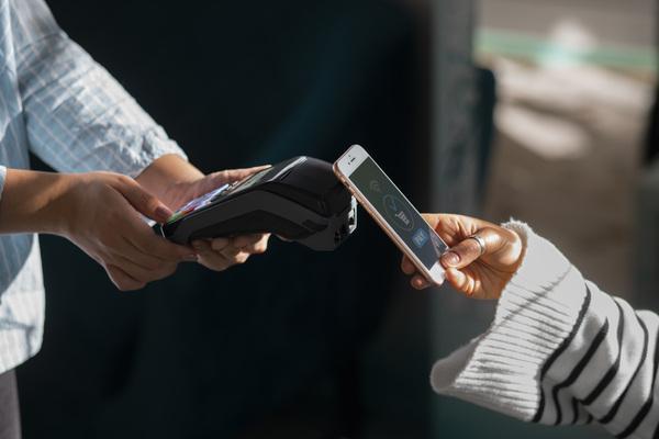 Pago sin contacto que muestra la innovación en transacciones transfronterizas