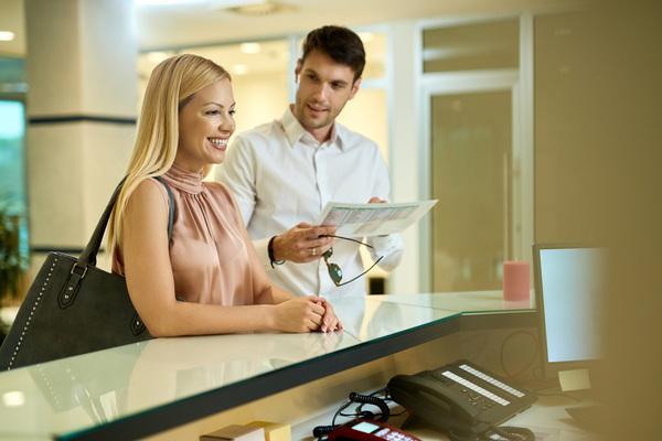Una pareja feliz yendo a una tienda física para una transferencia.