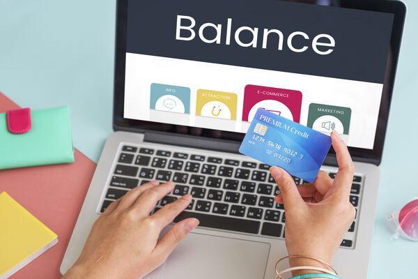 Gestión de herramientas de pago transfronterizo con tarjeta de crédito y computadora portátil