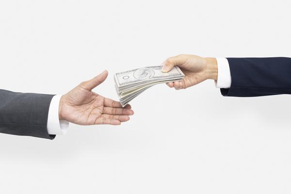 Persona de negocios que entrega efectivo para el pago a un empleado global