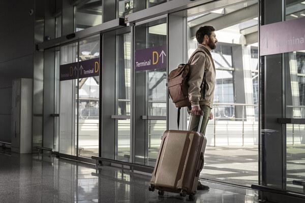 Un viajero inteligente en la terminal evita la cancelación del vuelo