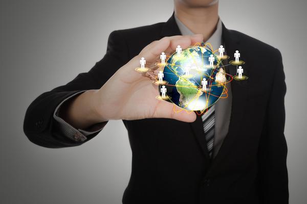 Hombre de negocios que apoya el crecimiento global a través de pagos transfronterizos