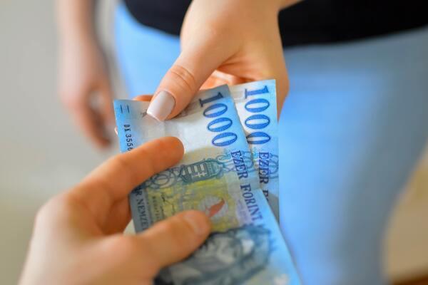 Persona que entrega efectivo como una forma segura de transferir dinero