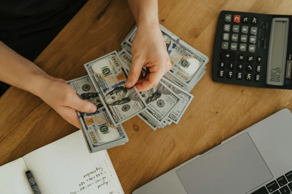 mano contando dinero en efectivo, calculadora portátil, cobro de cheques