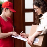 Una mujer recibe su paquete del repartidor