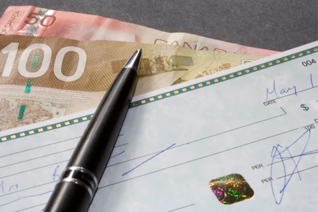 Un cheque con efectivo mostrado