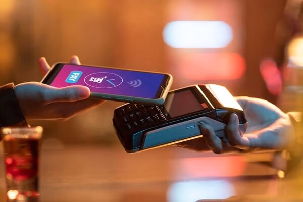 Persona que utiliza una recarga móvil para pago sin contacto