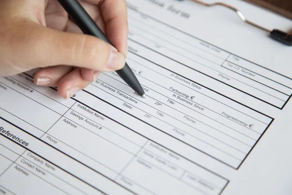 Una persona completando un formulario para un giro postal