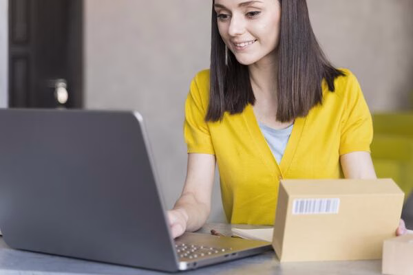 Una mujer busca servicios de mensajería confiables en línea.