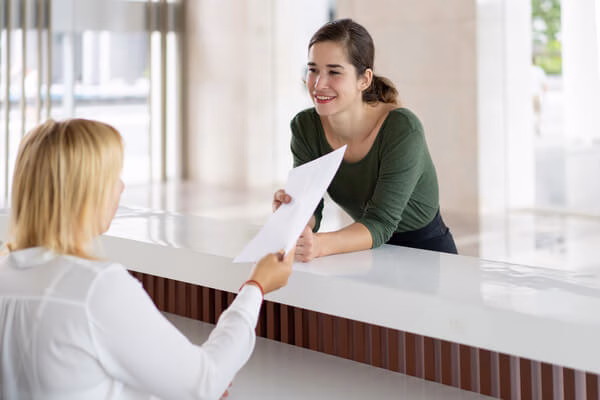Visitar un banco para hablar sobre servicios financieros
