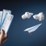 Una persona con billetes de avión