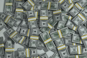 Pago de cobro de cheques en fajos de efectivo