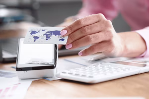 Transferencia de dinero mediante tarjeta de crédito y terminal