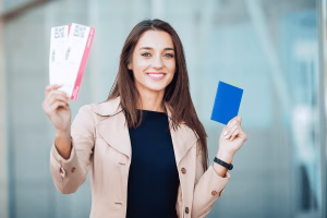 Mujer sosteniendo billetes de avión y un pasaporte