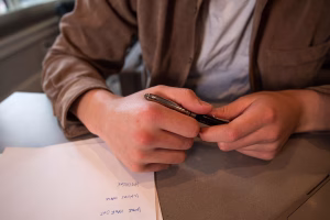 persona escribiendo notas sobre servicios de cambio de cheques