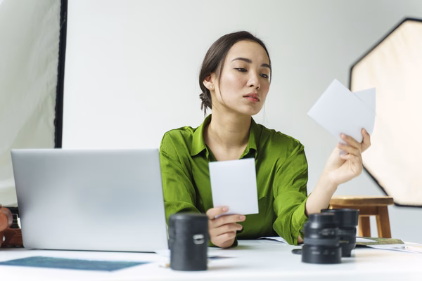 Una mujer está investigando antes de ir a cobrar un cheque de reembolso de impuestos.
