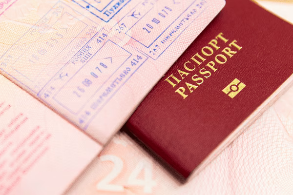 Primer plano de un pasaporte con billetes de avión