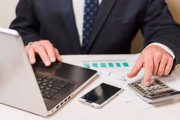 Hombre de negocios entendiendo el impuesto a las transferencias de dinero 
