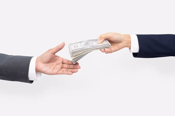 Hombres de negocios entregan efectivo para asegurar un acuerdo de transferencia de dinero