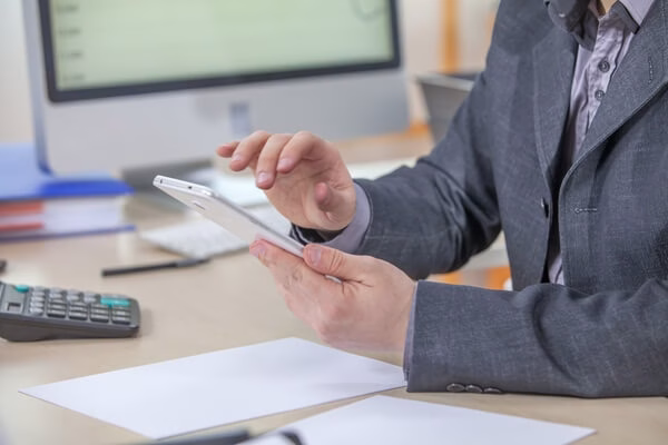 Persona que acude a un proveedor de sucursal de confianza para obtener servicios de recarga