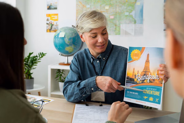 Agente de viajes que muestra un folleto para reservar con un proveedor de confianza
