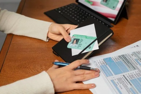 Una mujer se asegura de que toda la información sea correcta para el cobro de cheques.