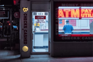 Cajero automático de Bitcoin fuera de una tienda de cambio de cheques por la noche