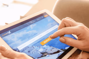 Reserva de billetes de avión online mediante la pantalla de una tableta
