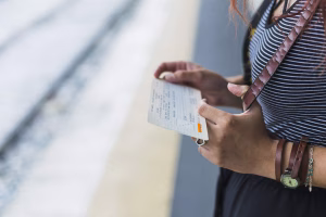 Viajera verificando su nombre en el boleto de avión