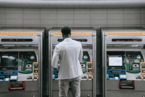 Hombre usando un cajero automático de Bitcoin en una estación de metro