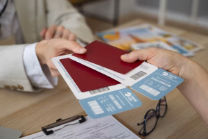 Persona que reserva un billete de avión en línea para otra persona
