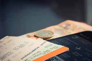 Billetes de avión reembolsables con tarjeta de embarque y dinero