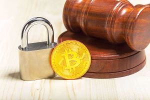 Cajero automático de Bitcoin seguro con símbolo de candado y martillo