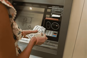 Retirar dinero de un cajero automático de Bitcoin