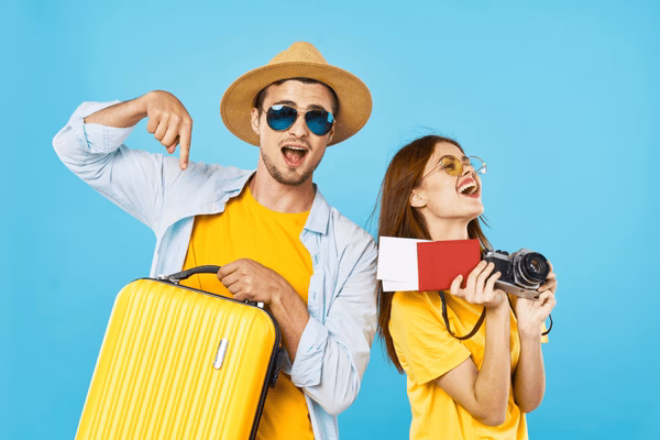 Pareja joven lista con equipaje y boletos de avión
