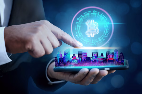 El operador administra el sistema de cajeros automáticos de Bitcoin desde un teléfono inteligente