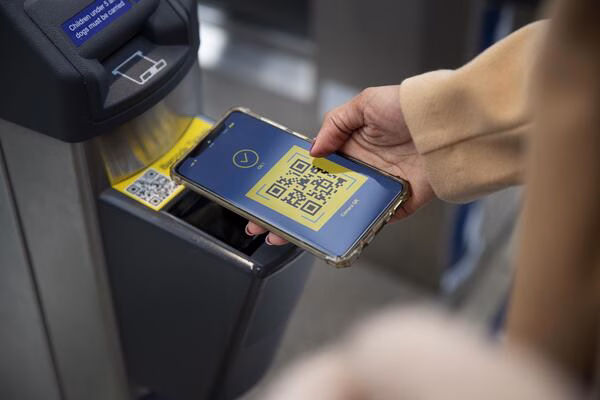 Un hombre usa un código QR móvil para enviar Bitcoin