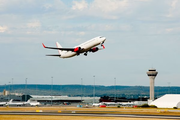 Avión comercial despegando y saliendo del aeropuerto

