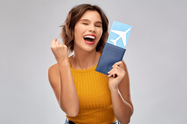 Viajero feliz listo con boletos de avión en la mano
