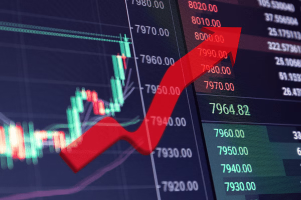 H2 Explorando El Negocio Detrás De Los Cajeros Automáticos De Bitcoin Y Por Qué Está Prosperando
El rápido crecimiento de las criptomonedas ha abierto nuevas posibilidades para emprendedores con visión de futuro, y una de las más prometedoras es tener un cajero automático de bitcoin. Estos cajeros combinan la facilidad de la tecnología bancaria tradicional con la innovación de las monedas digitales, ofreciendo a los usuarios una forma rápida y cómoda de comprar o vender bitcoin con efectivo. A medida que la adopción de las criptomonedas continúa expandiéndose, también crece la demanda de soluciones accesibles y fáciles de usar. Esto crea una oportunidad rentable para quienes estén listos para entrar en un mercado moderno e impulsado por la tecnología. En esta guía, descubrirá cómo funcionan los cajeros automáticos de bitcoin, qué los hace lucrativos y cómo puede aprovechar esta tendencia emergente en los servicios financieros.
H3 ¿Qué es un cajero automático de Bitcoin?
Un cajero automático de bitcoin es una máquina práctica y fácil de usar que permite comprar y vender bitcoin con efectivo. A diferencia de los cajeros automáticos tradicionales que se conectan a una cuenta bancaria, estos conectan directamente a los usuarios con el mundo de las criptomonedas. Las transacciones se completan en tiempo real, lo que hace que el proceso sea rápido, fiable y seguro. Esta accesibilidad convierte a los cajeros automáticos de bitcoin en una opción ideal tanto para principiantes como para usuarios experimentados de criptomonedas.
La máquina funciona de forma muy similar a un cajero automático estándar, pero en lugar de retirar o depositar dinero fiduciario en una cuenta bancaria, los usuarios reciben o envían Bitcoin directamente a sus billeteras digitales. La interfaz es sencilla y los pasos son fáciles de seguir, lo que ofrece una experiencia de usuario fluida sin necesidad de conocimientos técnicos avanzados. Los cajeros automáticos de Bitcoin están ayudando a reducir la brecha entre las finanzas tradicionales y la creciente demanda de acceso a criptomonedas.
H3 ¿Por qué los cajeros automáticos de Bitcoin están en auge?
A medida que la adopción de criptomonedas continúa en aumento, la necesidad de puntos de transacción rápidos y accesibles nunca ha sido mayor. Cada vez más personas recurren a las monedas digitales para todo, desde inversiones hasta gastos diarios. Este cambio en el comportamiento del consumidor impulsa el rápido crecimiento de soluciones de acceso a criptomonedas fáciles de usar.
He aquí una instantánea de la expansión de la industria:
2020 : Alrededor de 9.000 cajeros automáticos de criptomonedas operaban en todo el mundo
2021 : El número aumentó a casi 25.000 unidades.
Hoy : Más de 35.000 máquinas están activas en todo Estados Unidos.
Este crecimiento refleja una tendencia sólida y continua en la innovación financiera. Un cajero automático de bitcoin satisface la demanda de los usuarios de transacciones seguras y en tiempo real sin las complicaciones de los intercambios en línea. A medida que las criptomonedas se generalizan, ofrecer un acceso conveniente posiciona a su empresa para satisfacer esta demanda en constante evolución, a la vez que captura una valiosa cuota de mercado en un mercado en rápida expansión.
H3 ¿Cómo ganan dinero los propietarios de cajeros automáticos de Bitcoin?
Gestionar un negocio de cajeros automáticos de criptomonedas ofrece más que solo ingresos pasivos. Puede ser una iniciativa inteligente y escalable con un gran potencial de ganancias. Con la creciente demanda de servicios accesibles de criptomonedas, tener un cajero automático te permite atender un mercado en crecimiento y obtener ganancias constantes.
A continuación se presentan las formas clave en que los operadores generan ingresos:
Tarifas de transacción de los usuarios que compran o venden criptomonedas en la máquina
Modelos de reparto de ingresos con anfitriones que proporcionan espacio para el cajero automático
Ubicación estratégica en áreas de alto tráfico como gasolineras, tiendas de conveniencia o centros comerciales.
La ubicación y la estrategia de promoción adecuadas pueden aumentar significativamente el uso de su máquina. Si se optimiza eficazmente, un cajero automático de bitcoin puede generar miles de dólares en ingresos brutos mensuales con transacciones regulares.
Para emprendedores que buscan diversificar sus fuentes de ingresos, este modelo de negocio ofrece flexibilidad y crecimiento. Requiere una gestión diaria mínima, lo que lo hace ideal tanto para pequeños emprendedores como para dueños de negocios a tiempo completo. El éxito de su negocio depende de factores como la ubicación, la experiencia del usuario y un marketing consistente. Con una planificación y un esfuerzo adecuados, puede convertirse en una fuente confiable de ingresos y una sólida puerta de entrada al creciente panorama de las finanzas digitales.
H3 Factores clave para la rentabilidad
Gestionar un negocio exitoso de cajeros automáticos de bitcoin implica más que simplemente instalar un cajero y esperar que todo salga bien. Requiere un enfoque proactivo, una toma de decisiones inteligente y el compromiso de brindar un servicio confiable . Con una planificación cuidadosa, los operadores pueden convertir una sola unidad en una fuente constante de ingresos que satisfaga la creciente demanda de acceso a criptomonedas.
Para maximizar la rentabilidad, concéntrese en estos factores clave:
Elija una ubicación estratégica , como una zona comercial concurrida o cerca del transporte público, para atraer tráfico peatonal.
Promocione eficazmente a través de anuncios locales, señalización en la tienda y redes sociales para atraer usuarios.
Priorice el tiempo de actividad y la facilidad de uso para crear una experiencia fluida para los clientes.
Cumpla con los requisitos reglamentarios manteniéndose en cumplimiento con las políticas KYC y AML.
Mantener un cajero automático de bitcoin también implica supervisar su rendimiento, brindar atención al cliente y responder con rapidez a cualquier problema. Cuanto más fiable sea su máquina, más usuarios recurrentes atraerá. Una experiencia de usuario positiva no solo genera confianza, sino que también aumenta las recomendaciones boca a boca. La consistencia, la visibilidad y el cumplimiento normativo son la base de una operación sostenible y rentable.
H3 Cumplimiento de los requisitos AML/KYC
Para operar un cajero automático de bitcoin de forma legal y segura, debe cumplir con los requisitos federales y estatales de prevención del lavado de dinero (AML) y de conocimiento del cliente (KYC). Estos incluyen:
Recopilación de identificación de clientes para transacciones de $3,000 o más en un solo día.
Mantener registros de cada transacción, incluido el tipo de identificación, el número y la autoridad emisora.
Informar sobre transacciones estructuradas o sospechosas a la Red de Control de Delitos Financieros (FinCEN).
Los operadores deben utilizar formas de identificación aceptables, como licencias de conducir estadounidenses, pasaportes, tarjetas consulares (donde se acepten) y tarjetas de identificación de votante de las jurisdicciones autorizadas. El incumplimiento puede resultar en sanciones civiles o penales.
H3 Informe de transacciones grandes o sospechosas
Los operadores de cajeros automáticos de Bitcoin deben:
Presente un Informe de transacciones de divisas (CTR) para cualquier transacción de ingreso o retiro de efectivo superior a $10,000 en un solo día hábil.
Presente un Informe de Actividad Sospechosa (SAR) por cualquier transacción de $2,000 o más que parezca sospechosa, estructurada o carente de propósito legal.
Estos informes deben presentarse a través del sistema de presentación electrónica BSA de FinCEN. Es fundamental conservar la documentación que los respalde y presentarlos dentro de los plazos establecidos (15 días para los CTR; 30 días para los SAR desde la detección inicial).
H3 Destacando en el Mercado de Cajeros Automáticos
Aunque los cajeros automáticos tradicionales están por todas partes, ofrecer servicios de criptomonedas ofrece una nueva ventaja. Un cajero automático de bitcoin le da a su negocio un toque moderno al atraer a usuarios expertos en tecnología que valoran la velocidad y la comodidad. Ofrece una alternativa única para los clientes que desean comprar o vender criptomonedas sin tener que navegar por complejas plataformas de intercambio en línea. Esto distingue a su negocio de otros que solo ofrecen servicios financieros estándar.
Los cajeros automáticos de Bitcoin permiten a los usuarios realizar transacciones al instante con efectivo, sin necesidad de vincular una cuenta bancaria. Esta simplicidad resulta atractiva para principiantes y quienes priorizan la privacidad. Además de la comodidad, tener uno en la tienda puede aumentar el tráfico y la interacción. Los compradores pueden entrar para usar el cajero y terminar comprando otros artículos o servicios. Al integrar una solución digital en su establecimiento, no solo ofrece acceso a criptomonedas, sino que también crea nuevas oportunidades para ampliar su cartera de clientes.
H3 Primeros pasos: Qué necesitas antes de lanzarte
Antes de adentrarse en el mundo de los servicios de criptomonedas, es fundamental sentar unas bases sólidas para su negocio. El éxito en este ámbito depende en gran medida de una preparación inteligente y decisiones informadas. Centrarse en las herramientas adecuadas, la planificación de la ubicación y las estrategias de cumplimiento normativo puede ahorrar tiempo, prevenir contratiempos y maximizar sus ganancias a largo plazo.
Para desarrollar su negocio de manera eficiente, priorice los siguientes pasos clave:
Elija un proveedor confiable con sólido soporte técnico y hardware de calidad
Diríjase a ubicaciones de alto tráfico , como tiendas de conveniencia o centros de tránsito, para aumentar la visibilidad.
Comprender los requisitos de cumplimiento locales para garantizar un funcionamiento legal y sin problemas.
Desarrollar un plan de marketing claro para atraer y educar a su público objetivo
Establecer un negocio de cajeros automáticos de bitcoin es más que simplemente instalar un dispositivo. Requiere una ejecución meticulosa, concienciación comunitaria y un compromiso con un servicio confiable. Al tomar estas medidas con anticipación, se prepara para operaciones más fluidas, satisfacción del cliente y un camino hacia un crecimiento sostenible. Con la preparación adecuada, estará bien posicionado para prosperar en esta industria en rápida expansión.
H3 Mantenimiento de registros y documentación
Según las directrices de la BSA/AML, los operadores deben conservar todos los registros relevantes de clientes y transacciones durante un mínimo de cinco (5) años . Estos incluyen:
Copias de documentos de identidad
Comprobante de origen de los fondos (por ejemplo, extractos bancarios, verificación de ingresos)
Formularios e informes de cumplimiento (CTR, SAR)
Recibos de transacciones
Los registros deben almacenarse de forma segura y estar fácilmente disponibles para la revisión regulatoria.