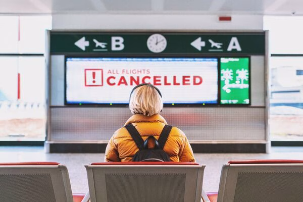 Pasajero varado en el aeropuerto después de que sus boletos de avión se cancelaran repentinamente.