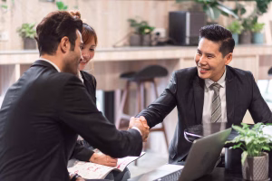 Profesionales B2B discutiendo estrategias de pago transfronterizo