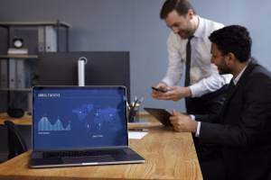 Equipo empresarial analiza datos de pagos transfronterizos